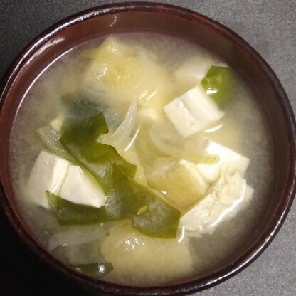こんばんは〜普通の玉ねぎで。寒い季節に暖かいお味噌汁は嬉しいですね(*^^*)レシピありがとうございました。